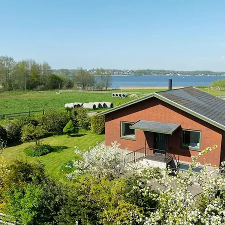 Idyllisk Lille Hus Taet Pa Strand, Skov Og By *