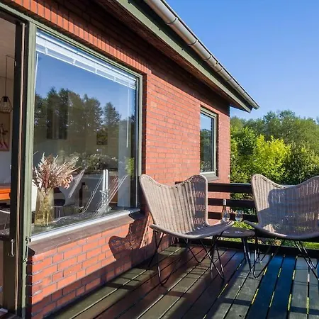Idyllisk Lille Hus Taet Pa Strand, Skov Og By